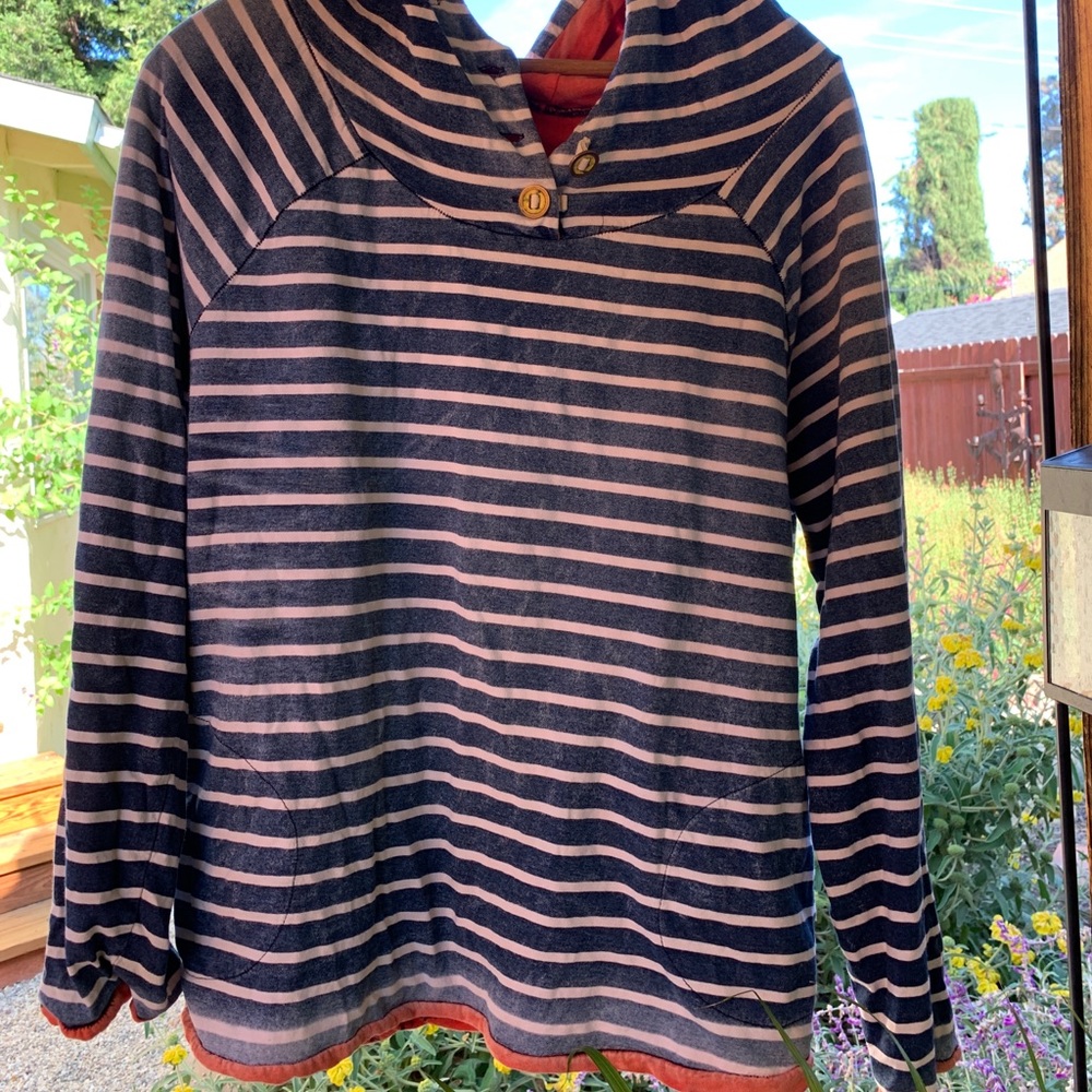 We The Free Size Medium
Cotton Pre-faded pullover light weight sweatshirt